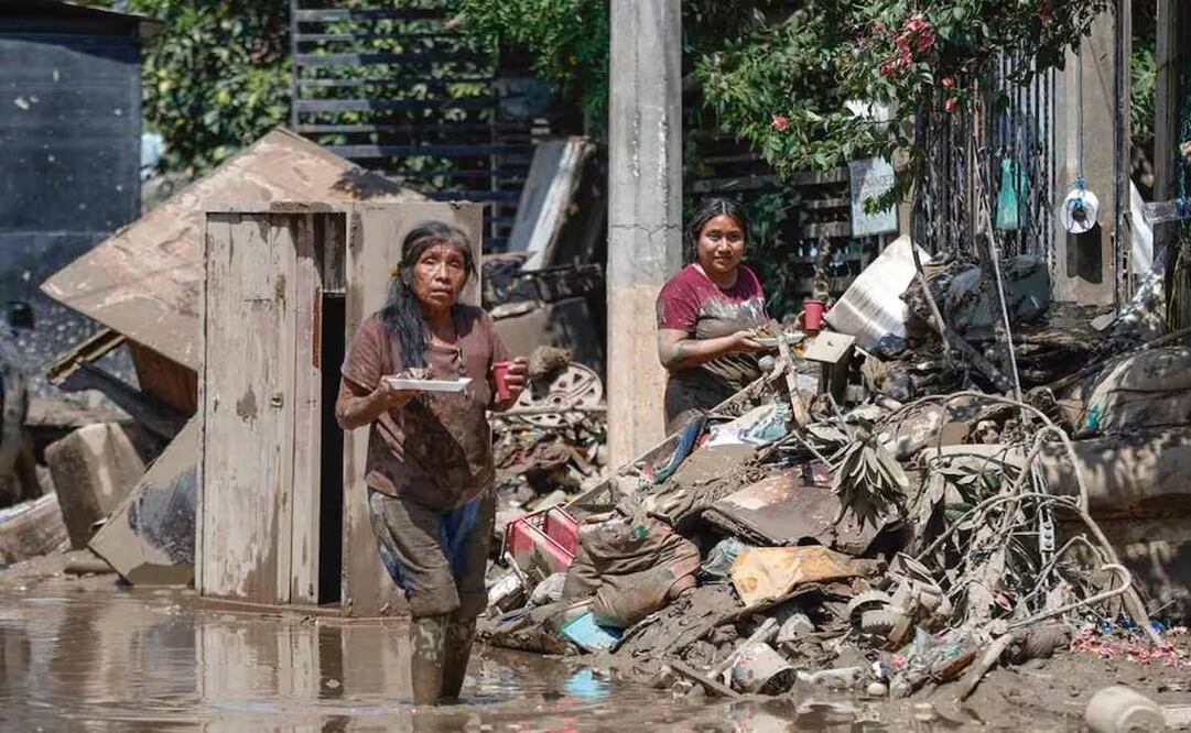 En Álamo, Veracruz, la gente camina entre calles inundadas por agua lodosa y escombros. Dicen que es la peor devastación que han sufrido en 26 años. Foto: Diego Simón Sánchez / EL UNIVERSAL