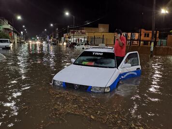 Fuertes lluvias pegan a tres regiones de Oaxaca; autos quedan varados en Santa Lucía del Camino