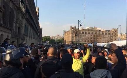 "¡Cabecita de algodón, aquí está tu plantón!": Entran a Palacio Nacional maestros de Oaxaca de la CNTE