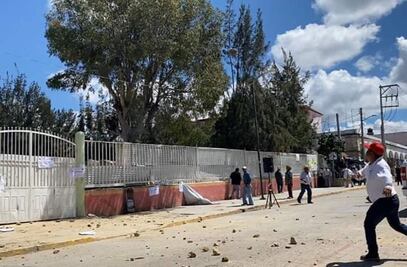 Se enfrentan en Tlacolula por reconstrucción de escuela