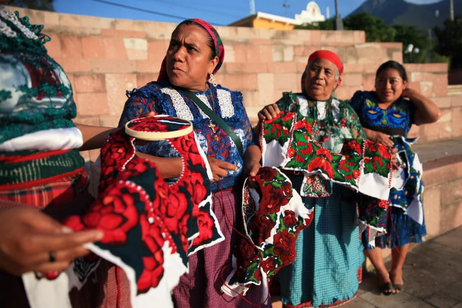 Las mujeres de Quialana bordan sus prendas en cualquier lugar