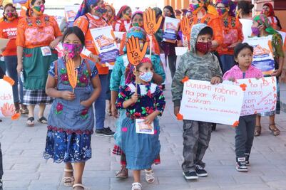 Realizan Quialana, comunidad zapoteca, caminata contra la violencia hacia las mujeres