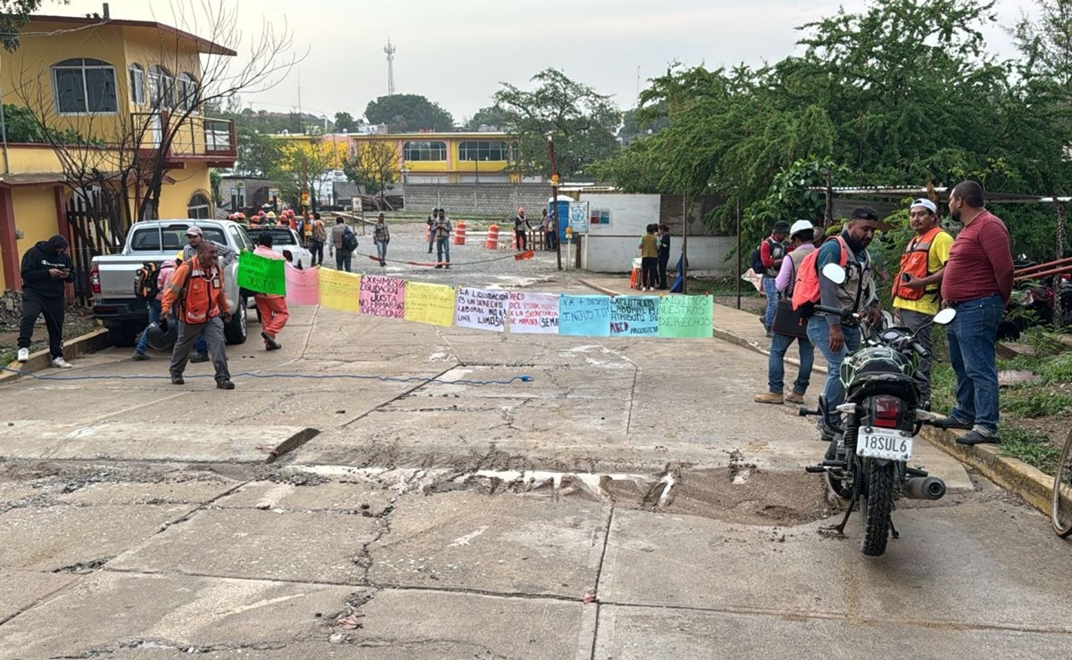 Trabajadores protestan en Matías Romero, Oaxaca, por despidos injustificados por constructora que presta servicios al CIIT. Foto: Especial