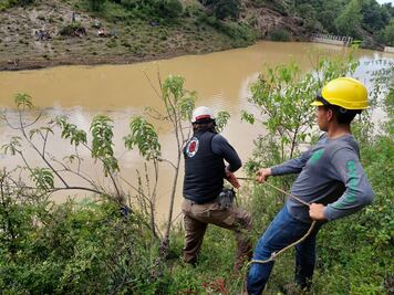 Rescatan los cuerpos de 3 autoridades municipales arrastradas por el río en San Juan Mixtepec, Oaxaca