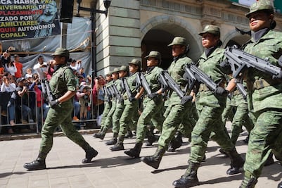 Desfile militar en Oaxaca conmemora 209 años del inicio de la Independencia