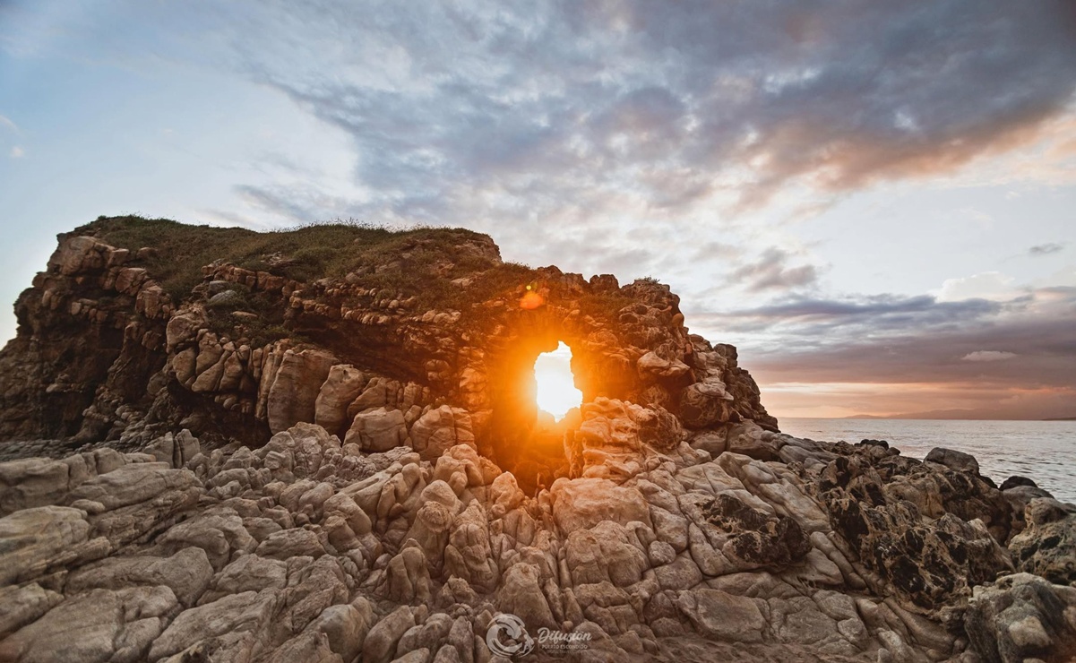 Planea una propuesta inolvidable en el Arco del amor, una maravilla natural escondida en la costa de Puerto Escondido, Oaxaca. Foto: Instagram @difusion.puerto.escondido.