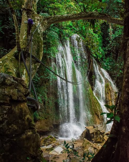 Cascada Velo de Novia en Huautla de Jiménez, Oaxaca; también conocida como "La regadera" y "cascada del Puente de Fierro". Foto: FB@Xiadani Tours