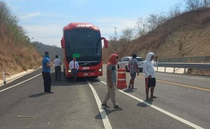 Policía Estatal detiene a transportistas que protestaban en la autopista Oaxaca-Puerto Escondido