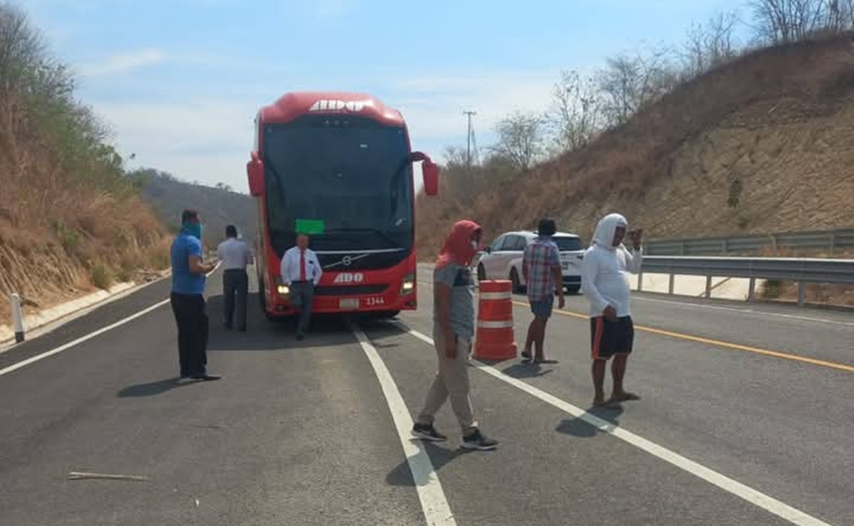 Policía Estatal detiene a transportistas que protestaban en la autopista Oaxaca-Puerto Escondido