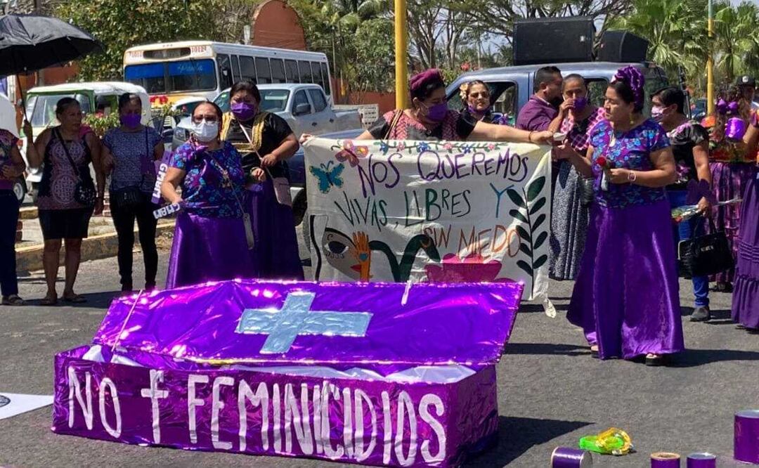 Las zapotecas colocaron ataúdes y cruces en medio de la carretera para sensibilizar sobre los asesinatos de mujeres en Oaxaca. Foto: Roselia Chaca