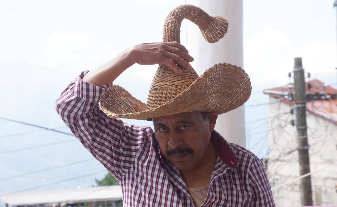 Bernardino Carmona García lleva más de 20 años elaborando los sombreros de bejuco para los huehuentones, aprendió sólo mirando de su tío. Foto: Edwin Hernández EL UNIVERSAL