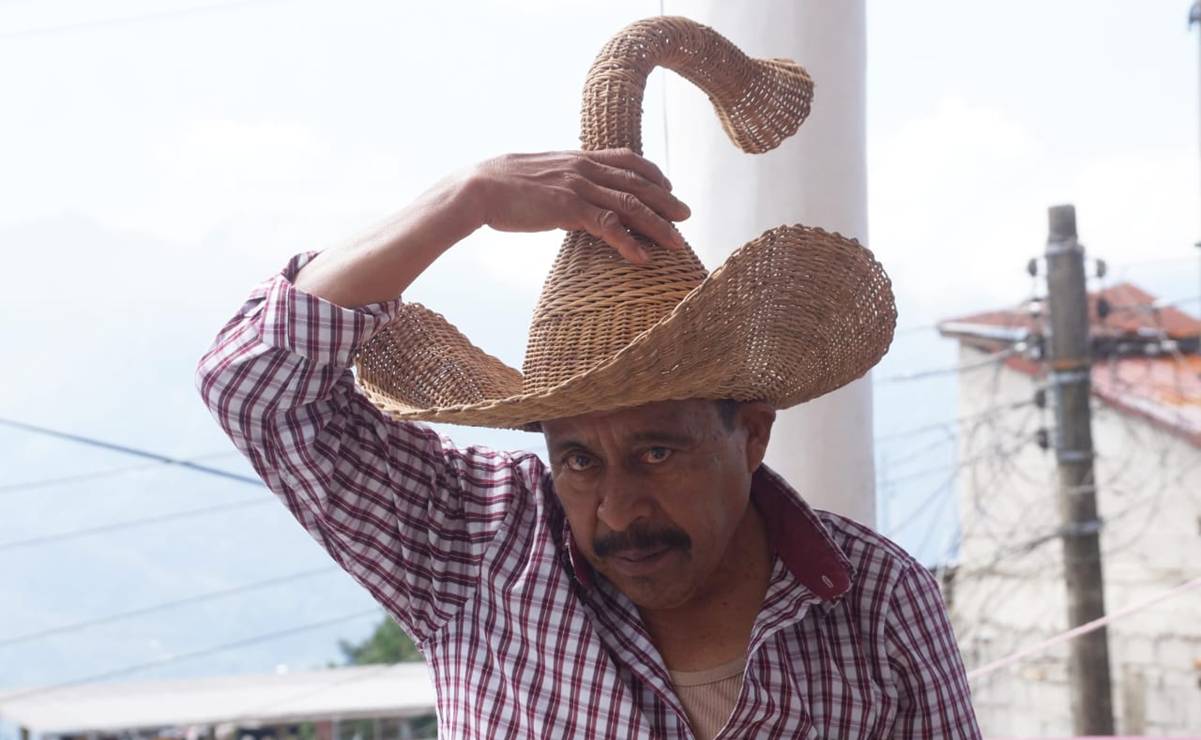 Bernardino Carmona García lleva más de 20 años elaborando los sombreros de bejuco para los huehuentones, aprendió sólo mirando de su tío. Foto: Edwin Hernández EL UNIVERSAL