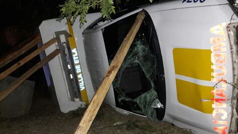 Funcionario de Etla vuelca en ambulancia de Protección Civil Municipal