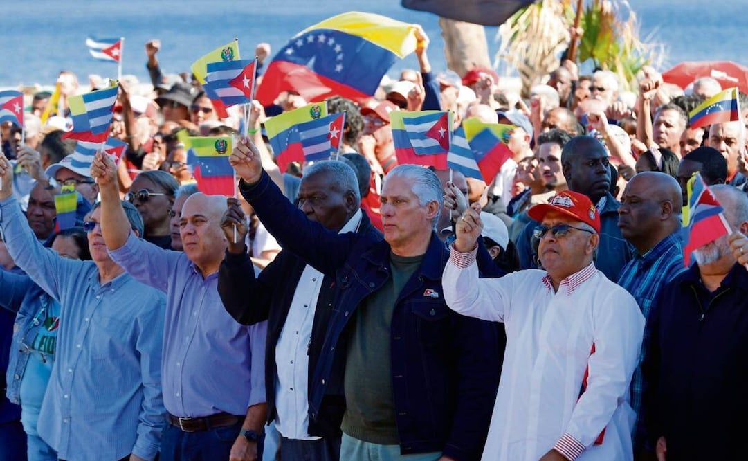 El presidente de Cuba, Miguel Diaz-Canel (centro), ayer en un acto en la Tribuna Antimperialista a favor de Venezuela, en La Habana. Foto: Ernesto Mastrascusa / EFE
