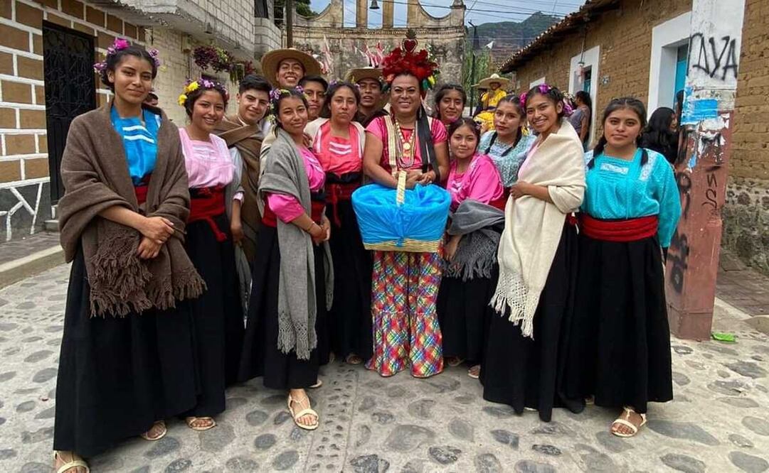 VIDEO. Lady Tacos de Canasta presume tocado que le regaló Lila Downs en nueva canción de Ana Bárbara. Fotos: Especiales