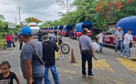 Pobladores bloquean la carretera Transístmica para exigir reconocimiento de alcalde electo en San Juan Mazatlán Mixe