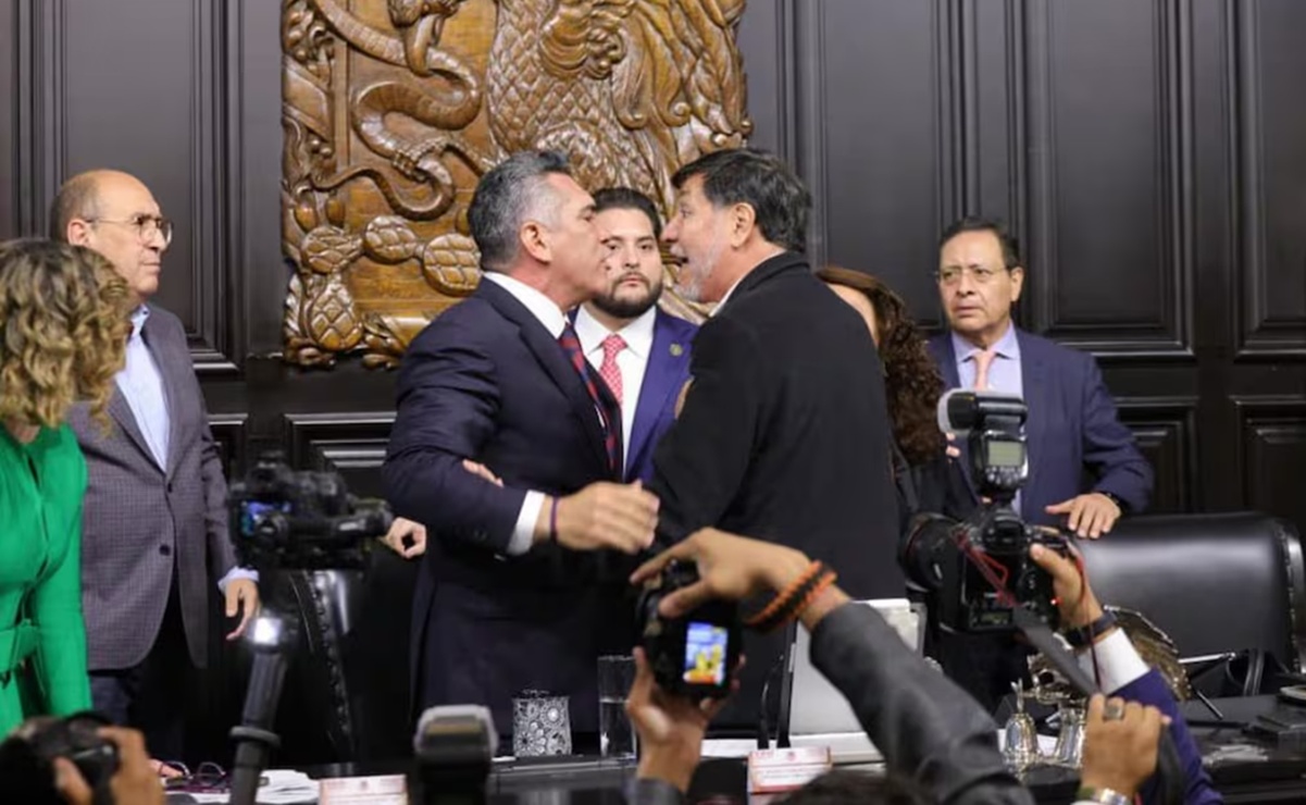 VIDEO: Con el himno de fondo, Alito Moreno y Noroña se agarran a golpes en el Senado