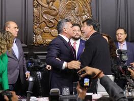 VIDEO: Con el himno de fondo, Alito Moreno y Noroña se agarran a golpes en el Senado
