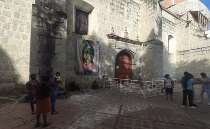 Fieles celebran a la Virgen de Guadalupe con ofrendas frentes a templo cerrado por Covid-19