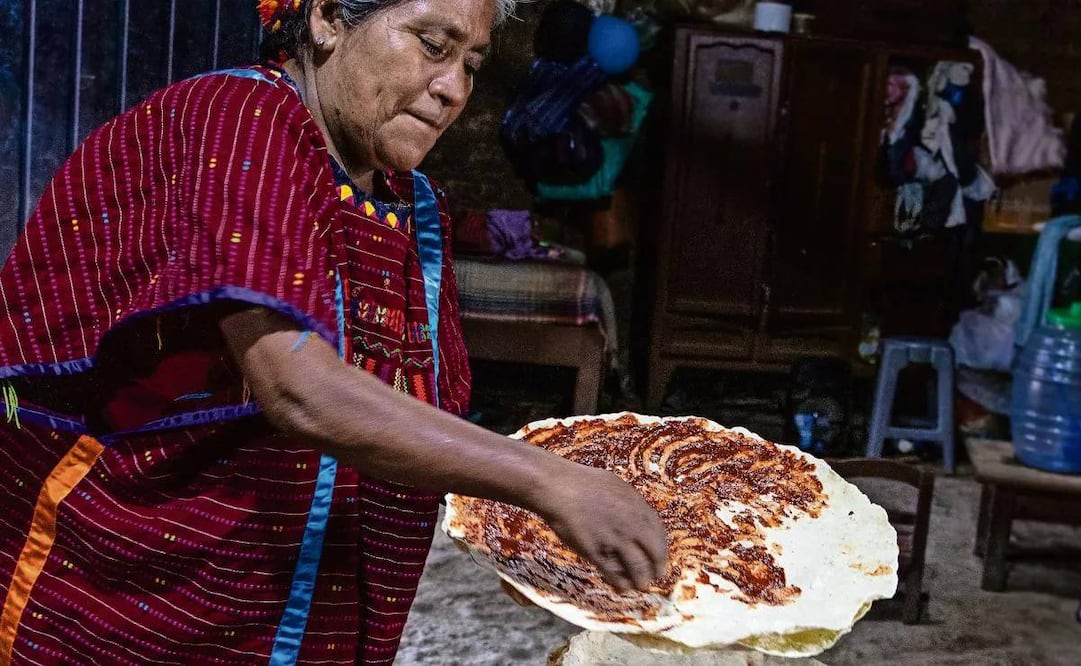 Las tortillas se pintan de un rojo vivo como el fuego, como el color de los huipiles de las mujeres triquis. Foto: Especial