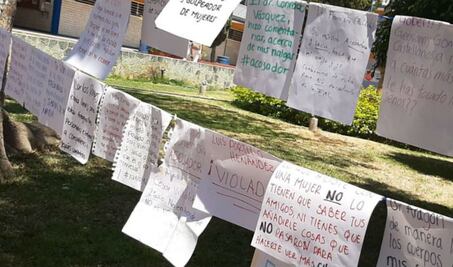 Alumnas de la UABJO exhiben casos de acoso en "tendedero" de denuncias