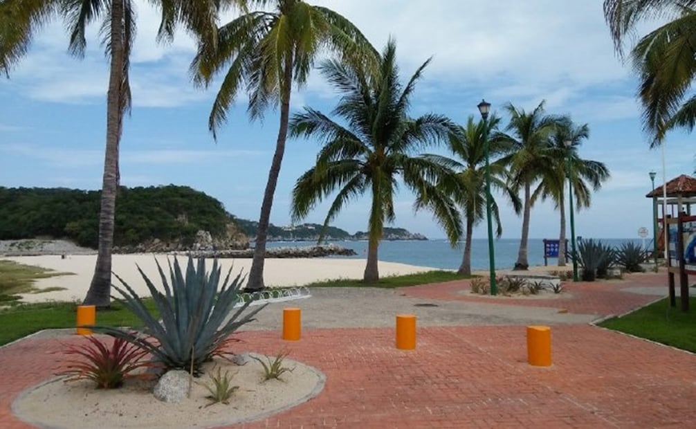 Playa Chahué en Huatulco, Oaxaca. Foto: bahiasdehuatulco.org