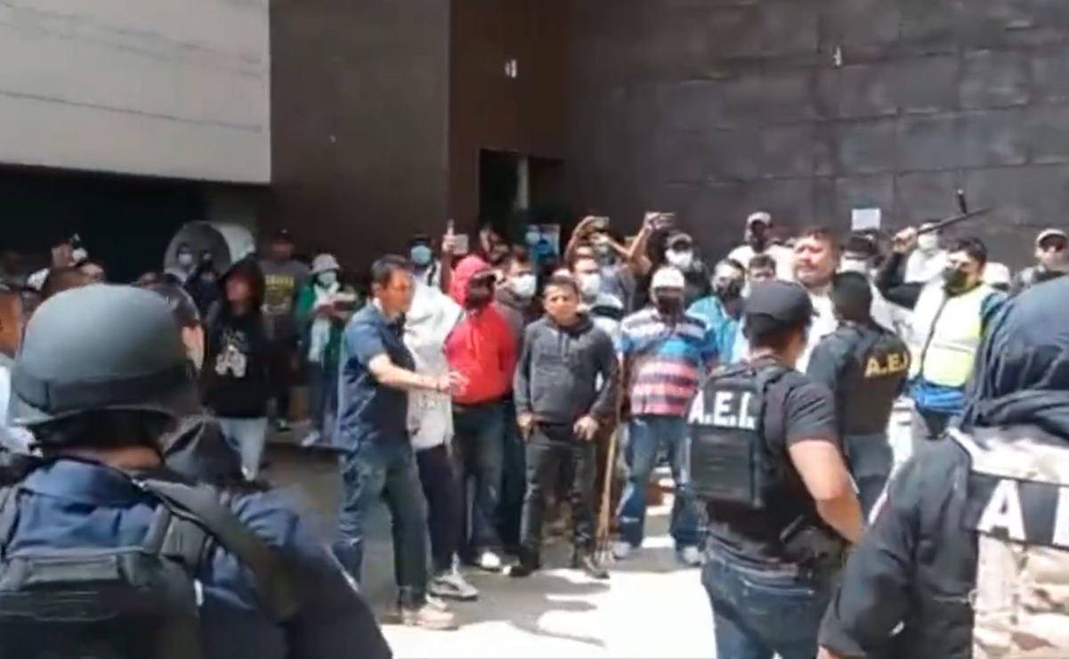 Seguidores del diputado priista Freddy Gil irrumpen en Ciudad Judicial; gobierno de Oaxaca condena violencia. Fotos: