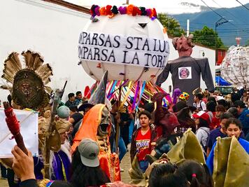 Al son de la música, en Oaxaca celebran a la muerte con "magna comparsa"