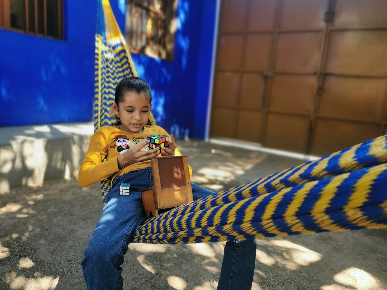 Victoria Bizu, una escritora zapoteca de 8 años que presenta su primera obra, Los colores perdidos