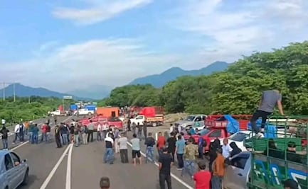 Comunidades mixes y zapotecas bloquean la carretera Transístmica; demandan mantenimiento a la red eléctrica y a sus caminos