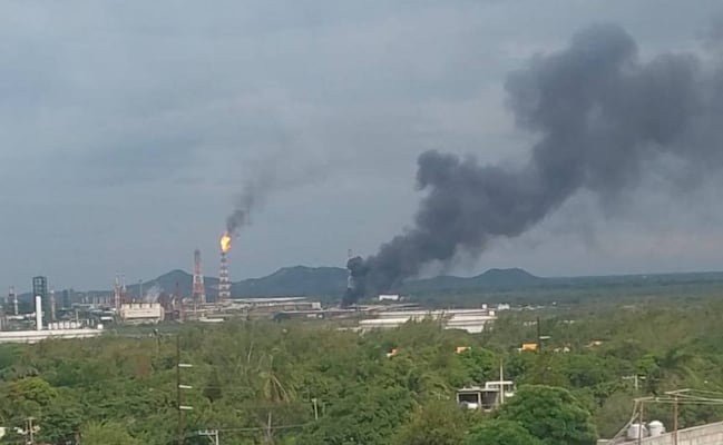 Causa alarma columna de humo en la refinería de Salina Cruz, Oaxaca; "es proceso natural", asegura Pemex