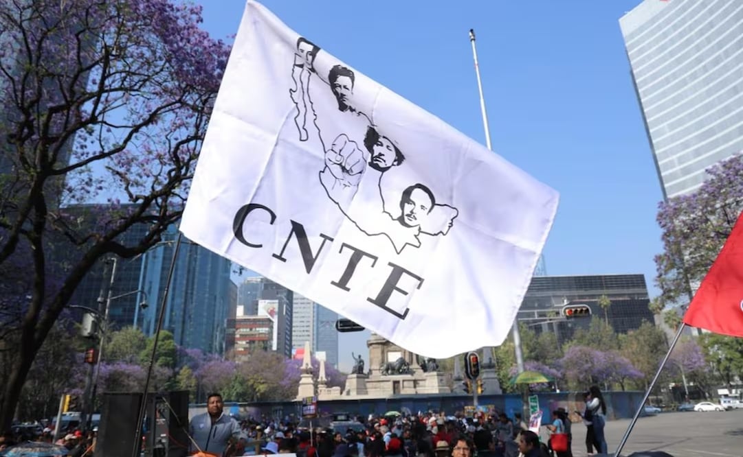 Movilización de integrantes de la CNTE sobre paseo de la Reforma en la Ciudad de México. Foto: Gabriel Pano