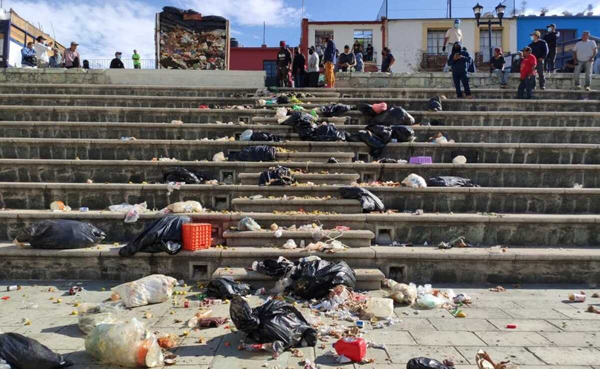Recolectores privados arrojan basura en Palacio Municipal de Oaxaca; exigen acceso a tiradero de Zaachila. Foto: Mario Arturo Martínez