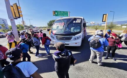 Normalistas bloquean crucero que da acceso al Aeropuerto de Oaxaca; IEEPO les pide civilidad