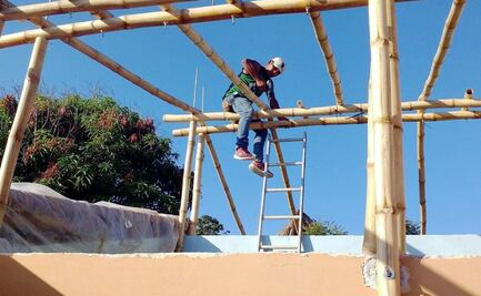 Rescata técnicas ancestrales de construcción con carrizo y comparte su tradición con el mundo