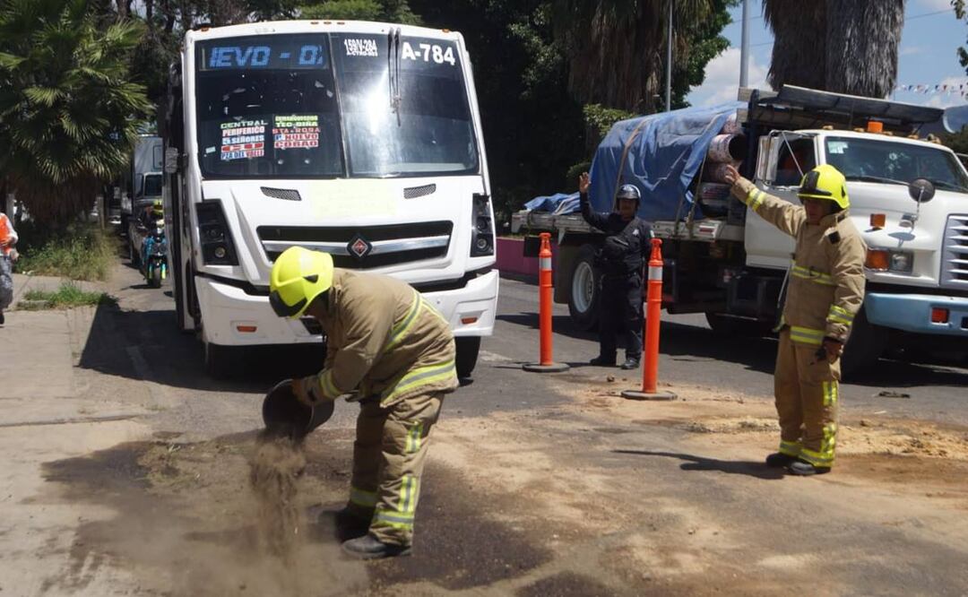 Se le cae el tanque de diésel a la unidad 52 de autobuses Sertexa en Oaxaca, generando caos vehicular en la zona. Esto en el marco de la solicitud empresarios para aumentar costo del pasaje en el transporte público. Foto: Edwin Hernández