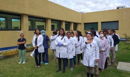 Pese a decreto presidencial por Covid-19, “nos obligan a venir”, denuncian en hospital de especialidad