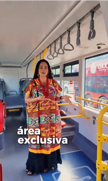 La Directora General del BinniBus, Karina Gómez, presenta las unidades de doble piso. Foto: captura de FB.