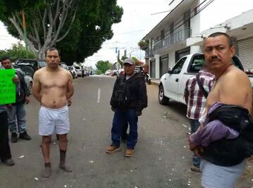 Habitantes de San Martín Peras desnudan y golpean a funcionarios del IEEPCO