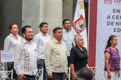 Gobierno de Oaxaca entrega claves a 48 escuelas de educación básica; 4 esperaron 17 años