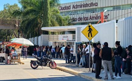 Protestan trabajadores del gobierno de Oaxaca por despido de mil 344 administrativos; se van a paro