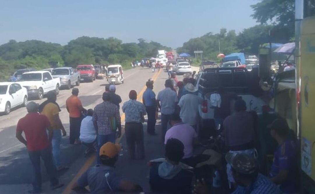 Pescadores del Istmo de Oaxaca exigen a Bienestar censo para nuevos socios; bloquean paso a Chiapas