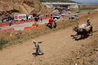 Adeudos frenan trabajos de la súper carretera a la Costa