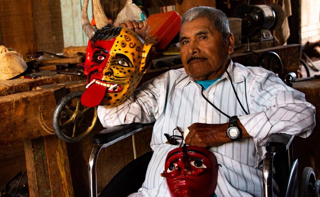 Moisés López Vázquez, de 21 años, seis de los cuales los ha dedicado a elaborar máscaras con el maestro Artemio Agustín, afirma que las de diablos  se venden mejor. Foto: Juana García