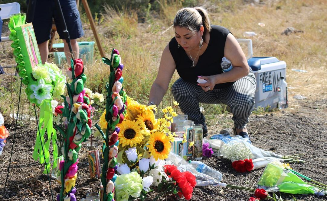 En el escenario de la tragedia en San Antonio, Texas, se montó un memorial por los 53 migrantes que murieron asfixiados y deshidratados en un tráiler. Foto: Francisco Rodríguez/ EL UNIVERSAL