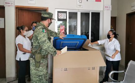 Sedena dona refrigeradores solares para clínicas del Istmo