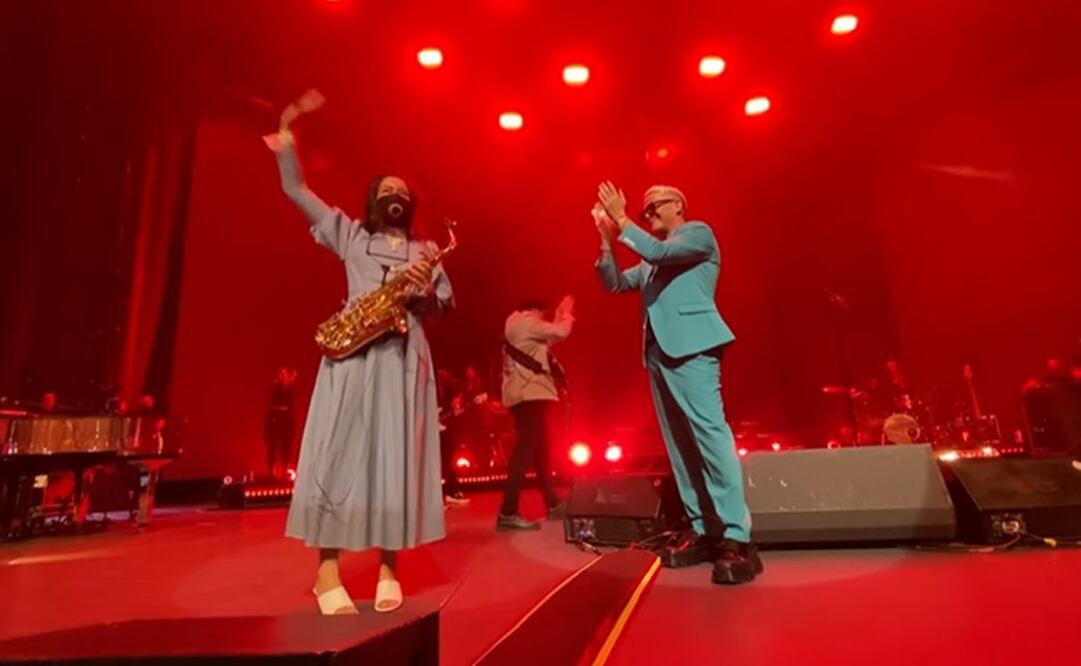 Alejandro Sanz comparte el Auditorio Nacional con Malena, saxofonista oaxaqueña. Foto: Especial