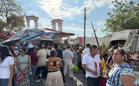Familias de Juchitán visitan a sus muertos en Domingo de Ramos