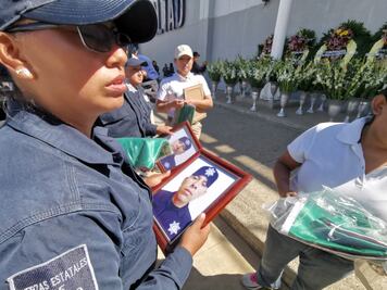 Con pase de lista, honran a 5 policías emboscados en Oaxaca