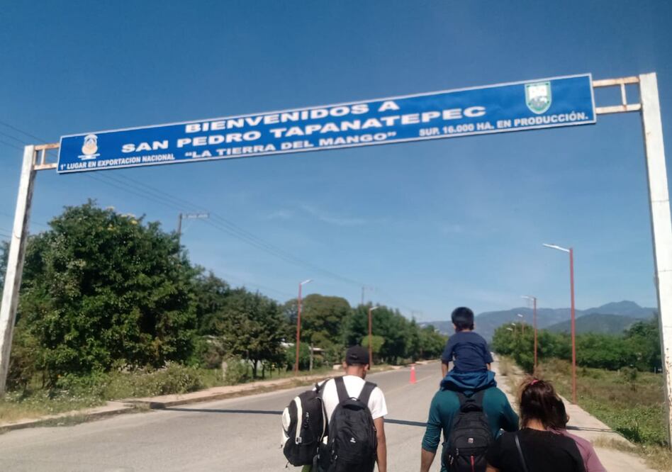 Ingresan a Oaxaca mil 600 en caravana migrante “Cristo Vive”; hasta 15 mil caminan desde Chiapas